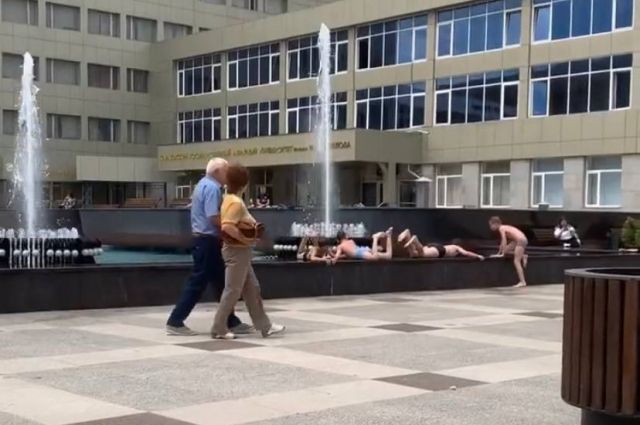 В центре Саратова дети купаются в фонтане «Мелодия»