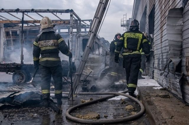 Пожар уничтожил два автомобиля ТК «Деловые Линии» в Архангельске
