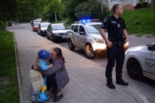 Отъехал на самокате на два километра: на прогулке с мамой потерялся ребенок