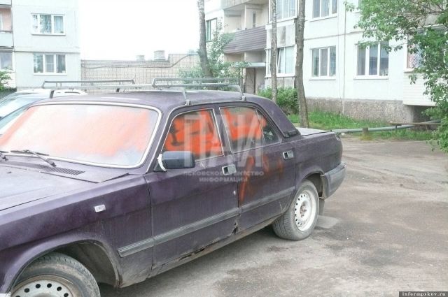 В Порхове хулиганы краской закрасили окна у автомобиля депутата