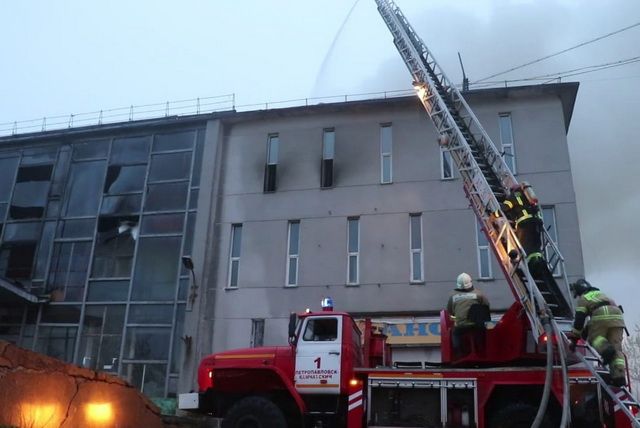 Пожар в здании бывшего ДК Рыбаков в Петропавловске тушили 3,5 часа