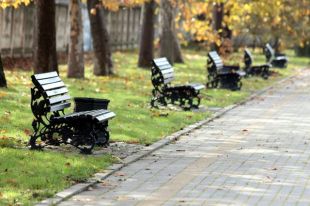 Нога ребенка застряла между железных прутьев.