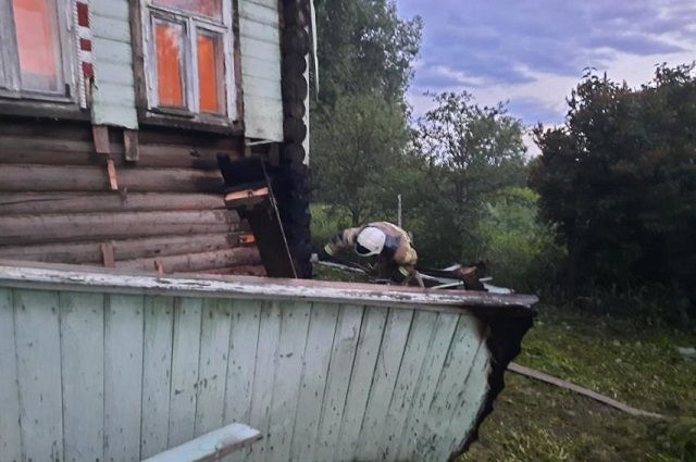 Семь пожарных потушили горящий угол жилого дома в Собинском районе