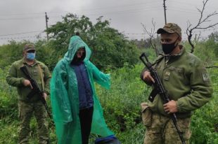 Украинец попытался незаконно вывезти в Россию пакет с тремя иконами