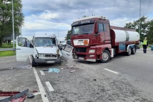В Киевской области столкнулись грузовик и микроавтобус: есть пострадавшие