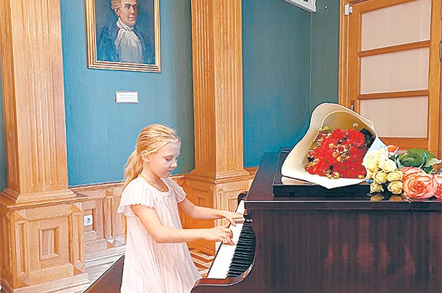 Школьный концерт в интерьерах Тургеневской гостиной – возможность почувствовать себя серьёзным исполнителем.