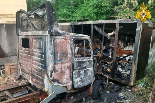 Из-за детской шалости в Смоленске загорелся автомобиль «ЗИЛ-5301»