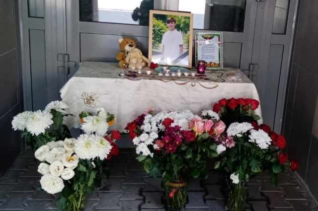 Мемориал в память о сбитом BMW мальчике появился в гимназии №1 Новосибирска
