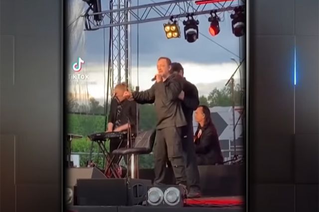 На концерте во Владимирской области, по свидетельству зрителей, Глеб Самойлов еле держался на ногах.