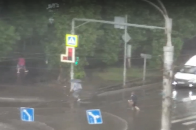 В Пензе после дождя пешеходы и водители форсируют дороги, как реки