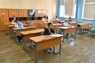 Московская школа № 1500 в день начала ЕГЭ по русскому языку.