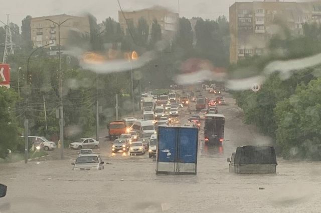 В Саратове затопило дорогу с автомобилями на Танкистов