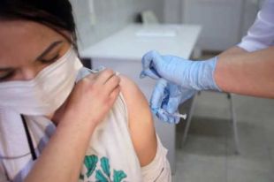 В Минздраве рассказали, как получить вторую дозу COVID-вакцины.