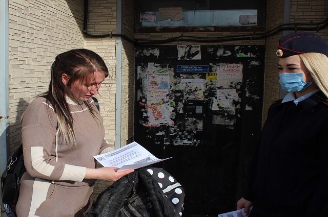 Жителям Камчатки вручают памятки о телефонных мошенниках