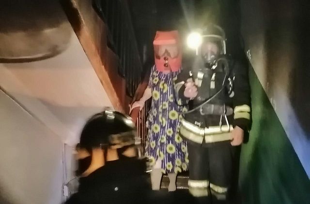 Пожарные спасли 11 человек из горящего жилого дома в Собинке