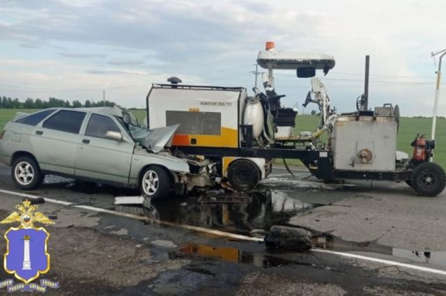 На трассе под Ульяновском ВАЗ протаранил дорожную технику, погиб человек