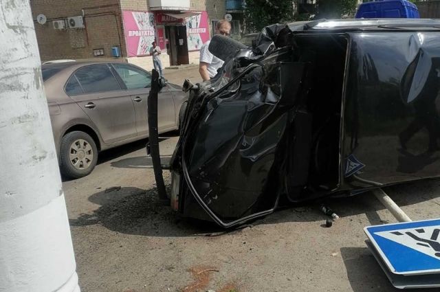 ВАЗ сбил пешеходный знак и перевернулся в Балашове