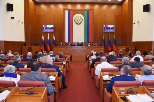 Парламент Дагестана принял отставку председателя Хизри Шихсаидова