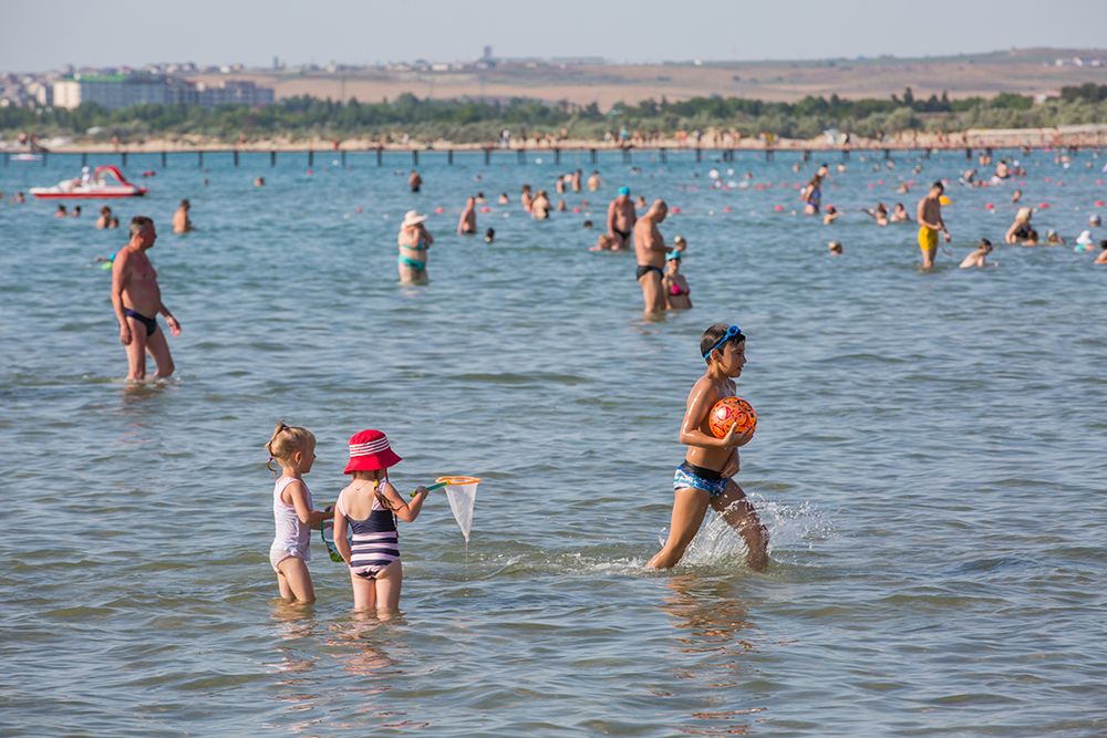 Пляжи Анапы имеют пологий вход в море, что оптимально для отдыха с детьми.