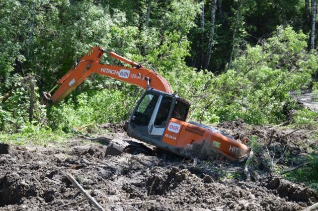 Экскаватор провалился под землю при починке дороги в Новосибирской области