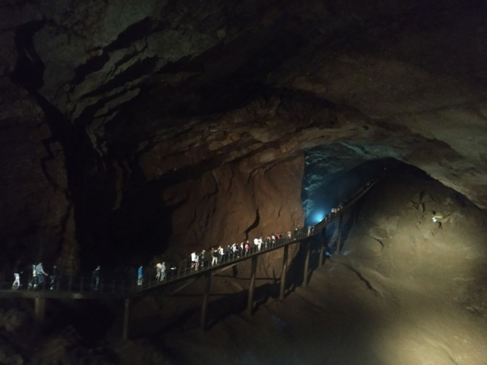 Новоафонская пещера очень популярна среди туристов.
