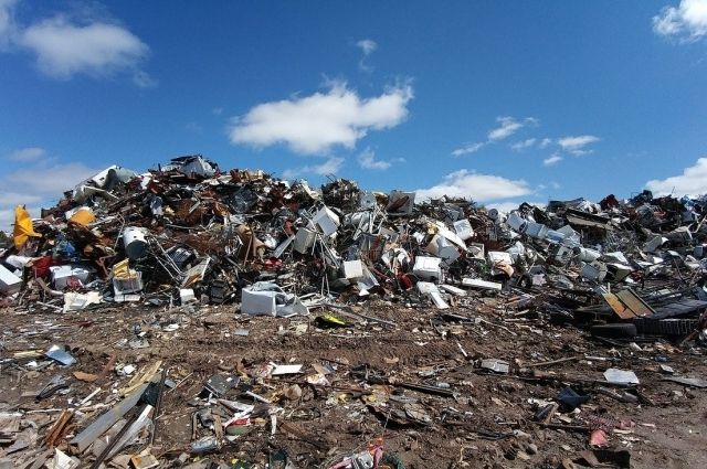 Из муниципальной квартиры в Омске на грузовиках вывезли горы мусора