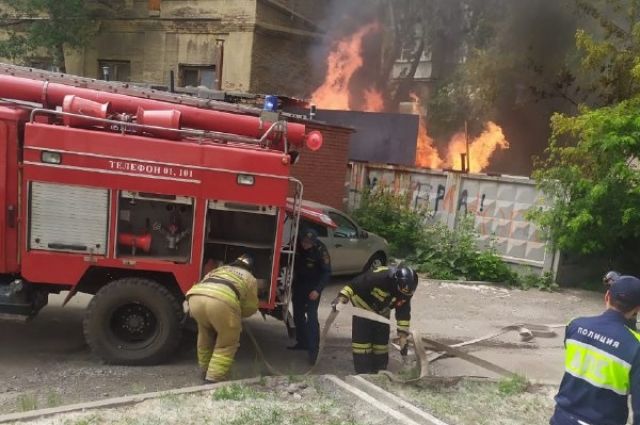 В центре Челябинска загорелись дерево и грузовик