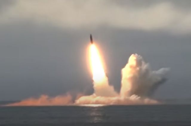 Пуск баллистической ракеты «Булава» с атомной подлодки «Юрий Долгорукий» в Баренцевом море.