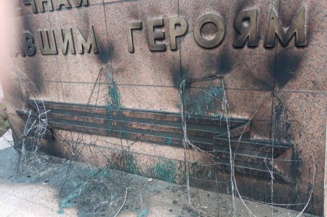 В Новотроицке несовершеннолетние подожгли траурные венки у мемориала «Вечно живым».
