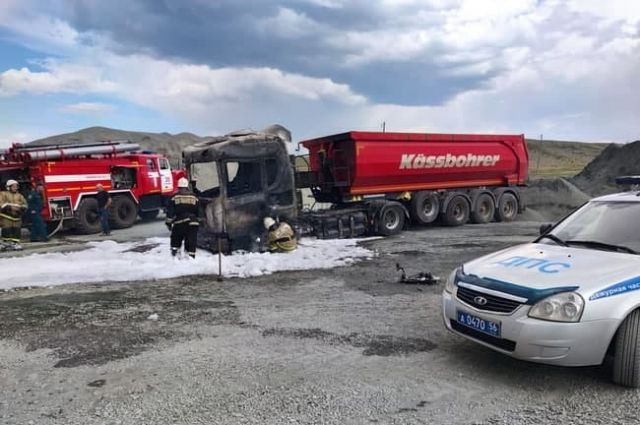 В Кувандыке на территории асфальтобетонного завода загорелся грузовик Scania. 