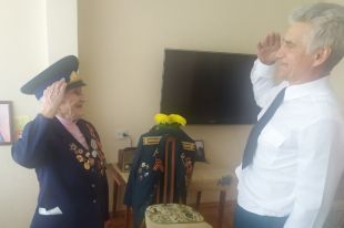 Рассказывая о своей жизни, ветеран плакала и смеялась, грустила и шутила, но ни разу не пожаловалась на судьбу.