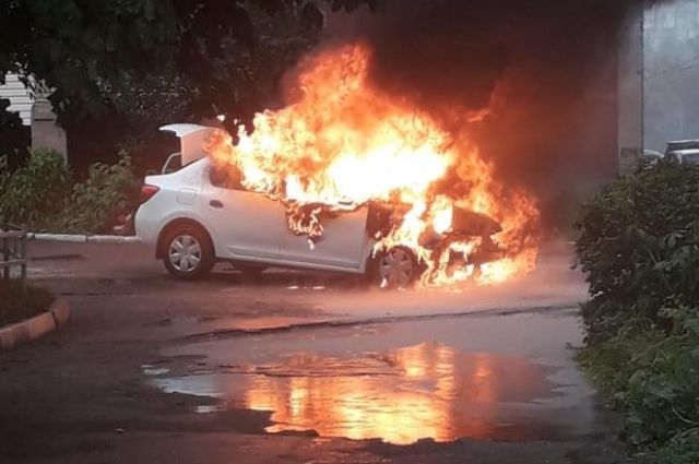 В центре Рязани дотла сгорел автомобиль