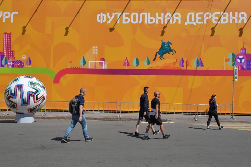 Жители возле футбольной деревни фестиваля UEFA EURO 2020 на Конюшенной площади