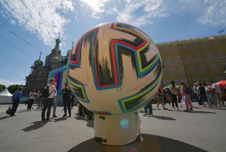 Футбольный мяч, установленный на территории футбольной деревни фестиваля UEFA EURO 2020