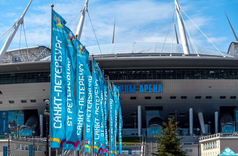 Баннеры и флаги в преддверии чемпионата Европы по футболу - 2020 у стадиона «Газпром Арена»