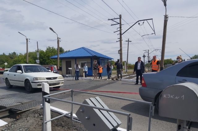 Железнодорожники показали водителям в Омске, как избежать ДТП на переезде