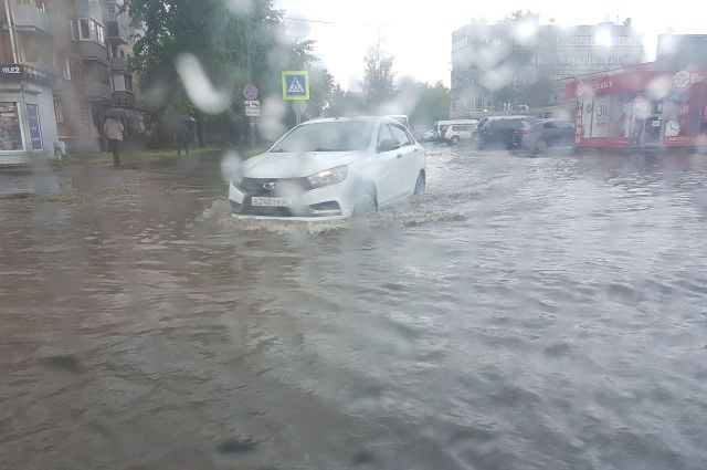 Власти Пскова объяснили, почему в дождь затопило улицу Фабрициуса
