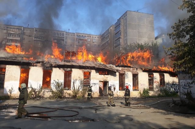 В центре Екатеринбурга загорелось одноэтажное здание