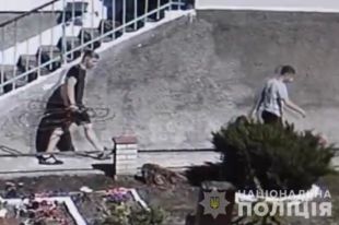 Под Винницей подростки украли трубу для поставки кислорода в больницу