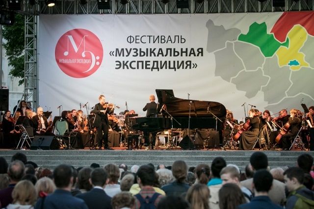 «Музыкальная экспедиция» выступила в деревне Зауичье Камешковского района