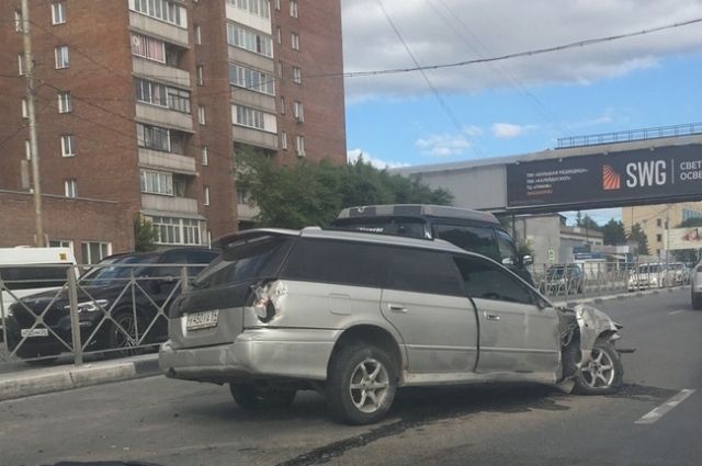Появилось видео столкновения Subaru с забором в Новосибирске