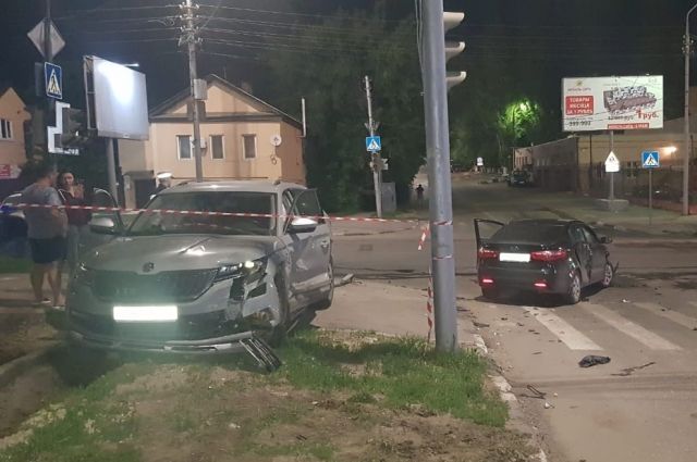 Водитель на KIA протаранил иномарку в центре Саратова