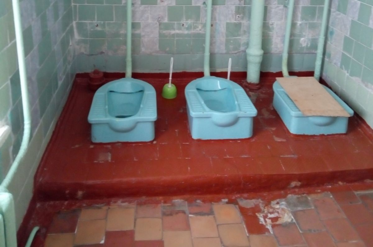 Колик в туалете. Туалет в школе. Унитаз в школе. Унитазы для школьных туалетов. Туалеты в российских школах.