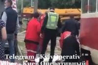В Киеве девушка поскользнулась и упала под колеса трамвая