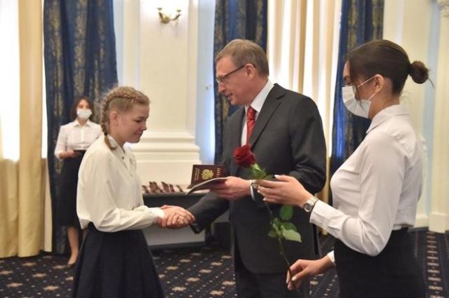 Бурков вручил паспорта молодым омичам накануне Дня России