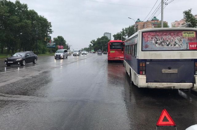 В Хабаровске столкнулись два автобуса, пассажир получил травмы