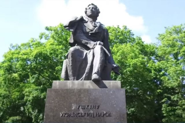 Памятник великому русскому поэту Александру Сергеевичу Пушкину во Львове на Украине.
