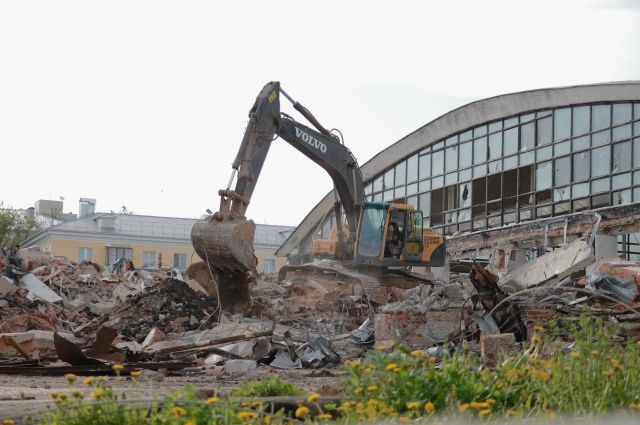 В Новосибирске сносят незаконно построенный торговый центр «На кольце»