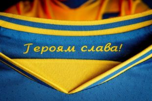 Сборная Украины планирует играть в форме с лозунгом «Героям слава!»
