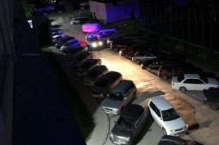Мужчина расстрелял микроавтобус, припаркованный во дворе на Затулинке в Новосибирске. Никто не пострадал.